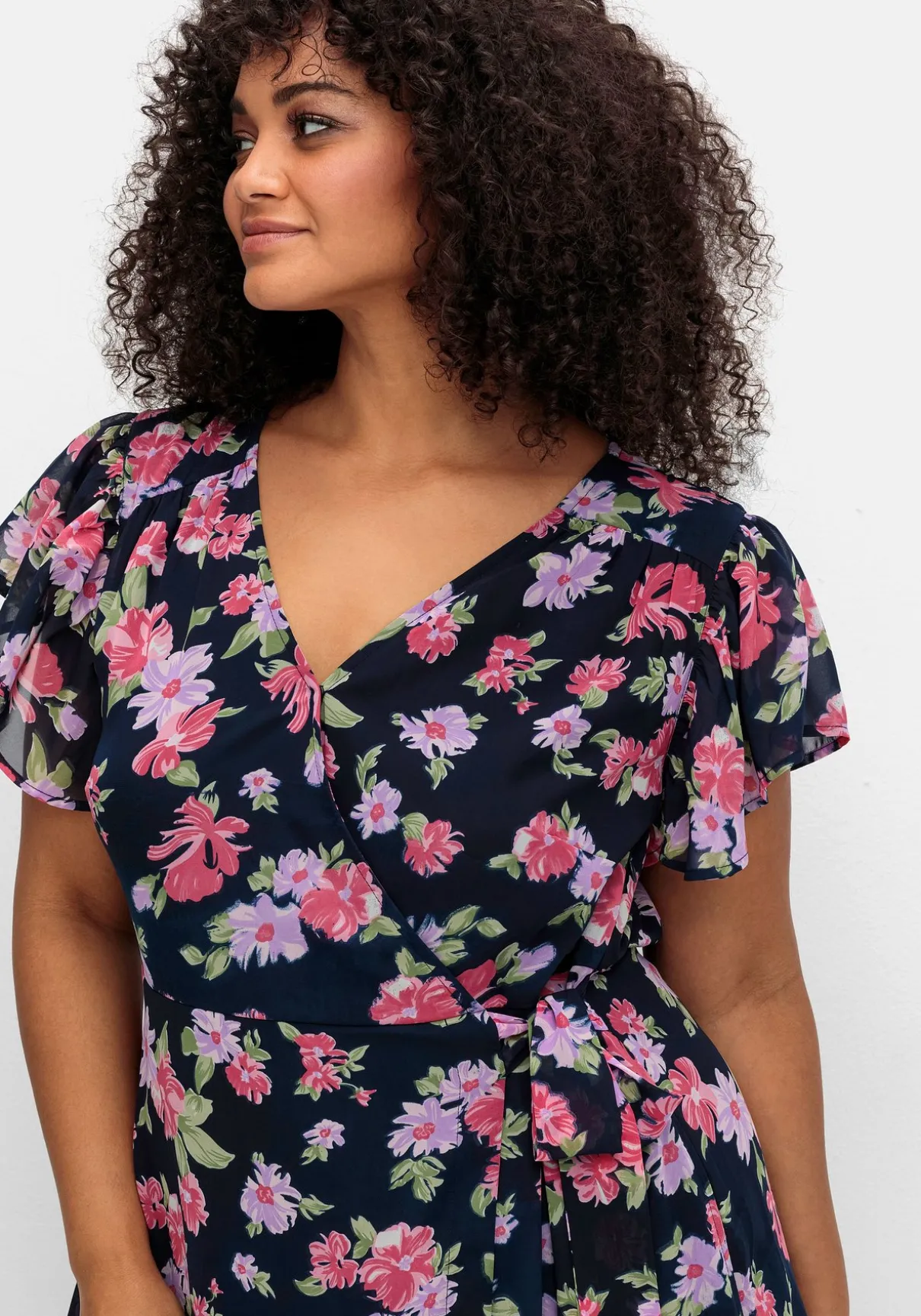 Chiffonkleid mit Blumendruck und Bindegürtel