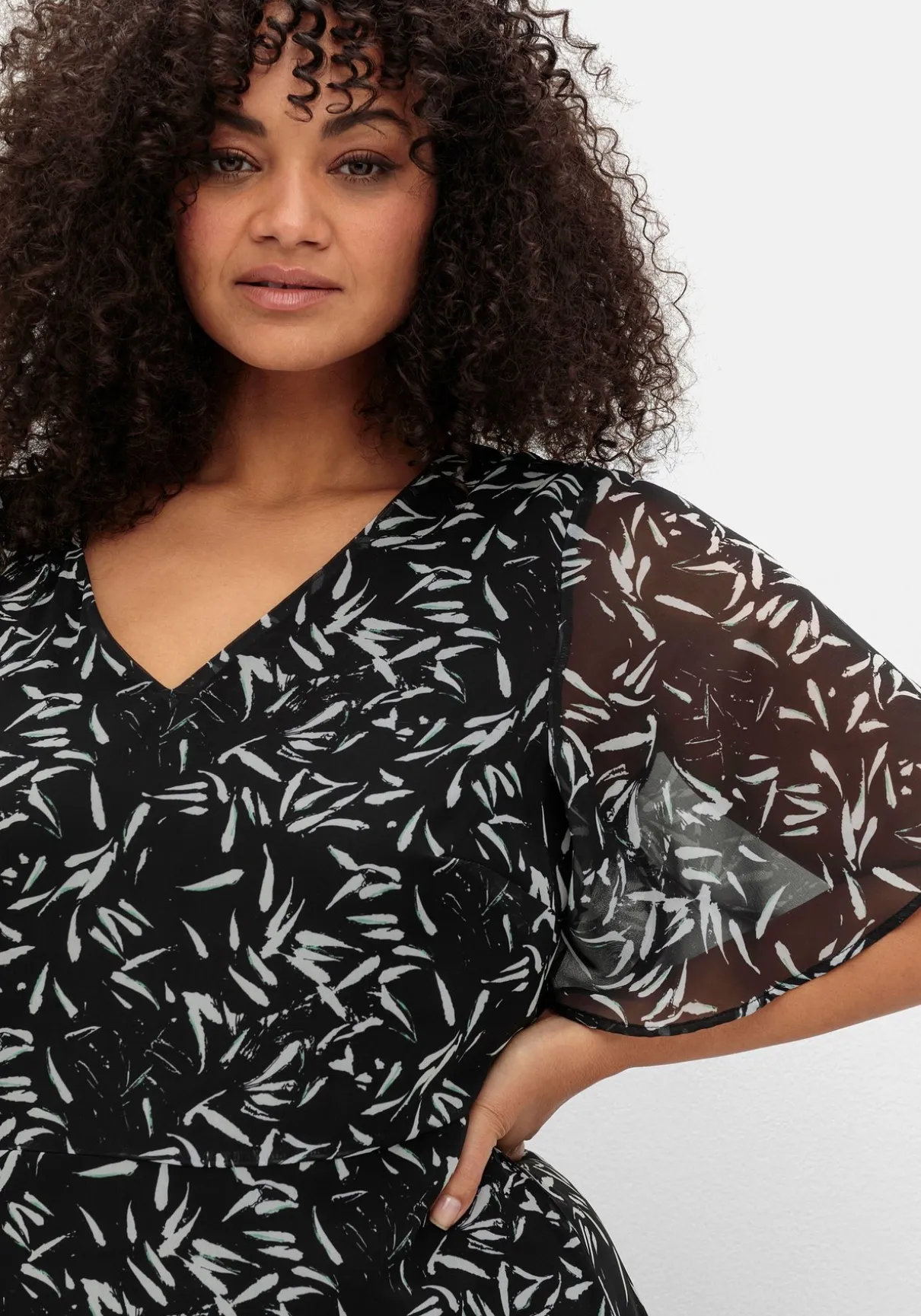 Chiffonkleid mit Blumendruck und Volant am Saum