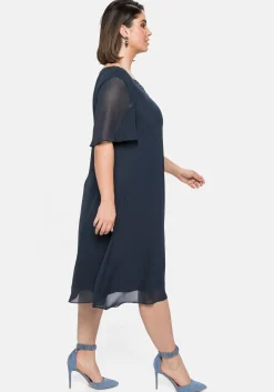 Chiffonkleid mit Schmucksteinen am Ausschnitt