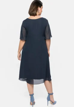 Chiffonkleid mit Schmucksteinen am Ausschnitt