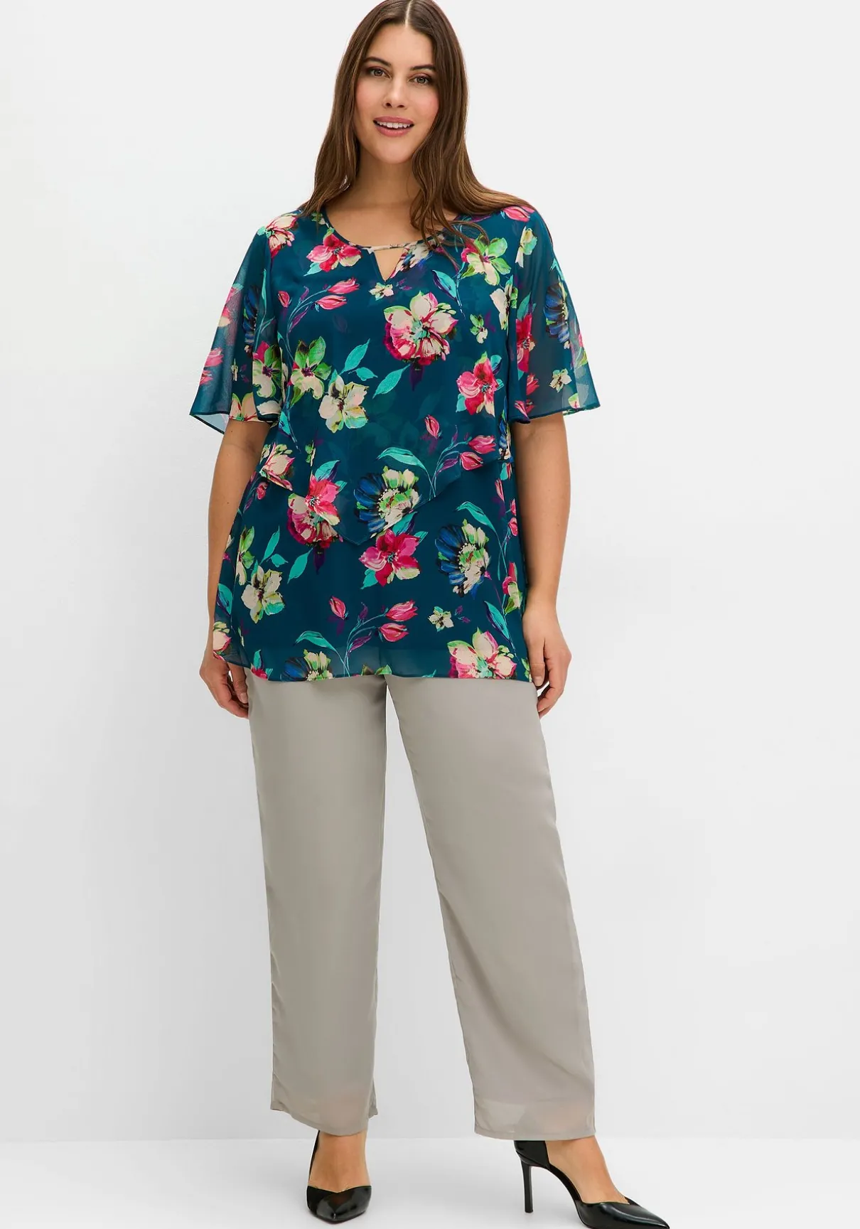 Chiffontunika mit Blumenprint, im Lagenlook