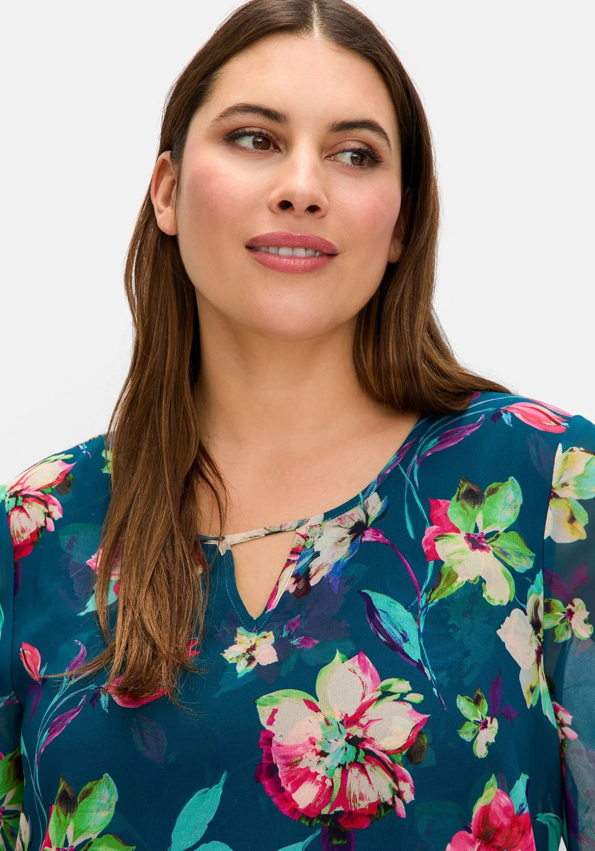 Chiffontunika mit Blumenprint, im Lagenlook