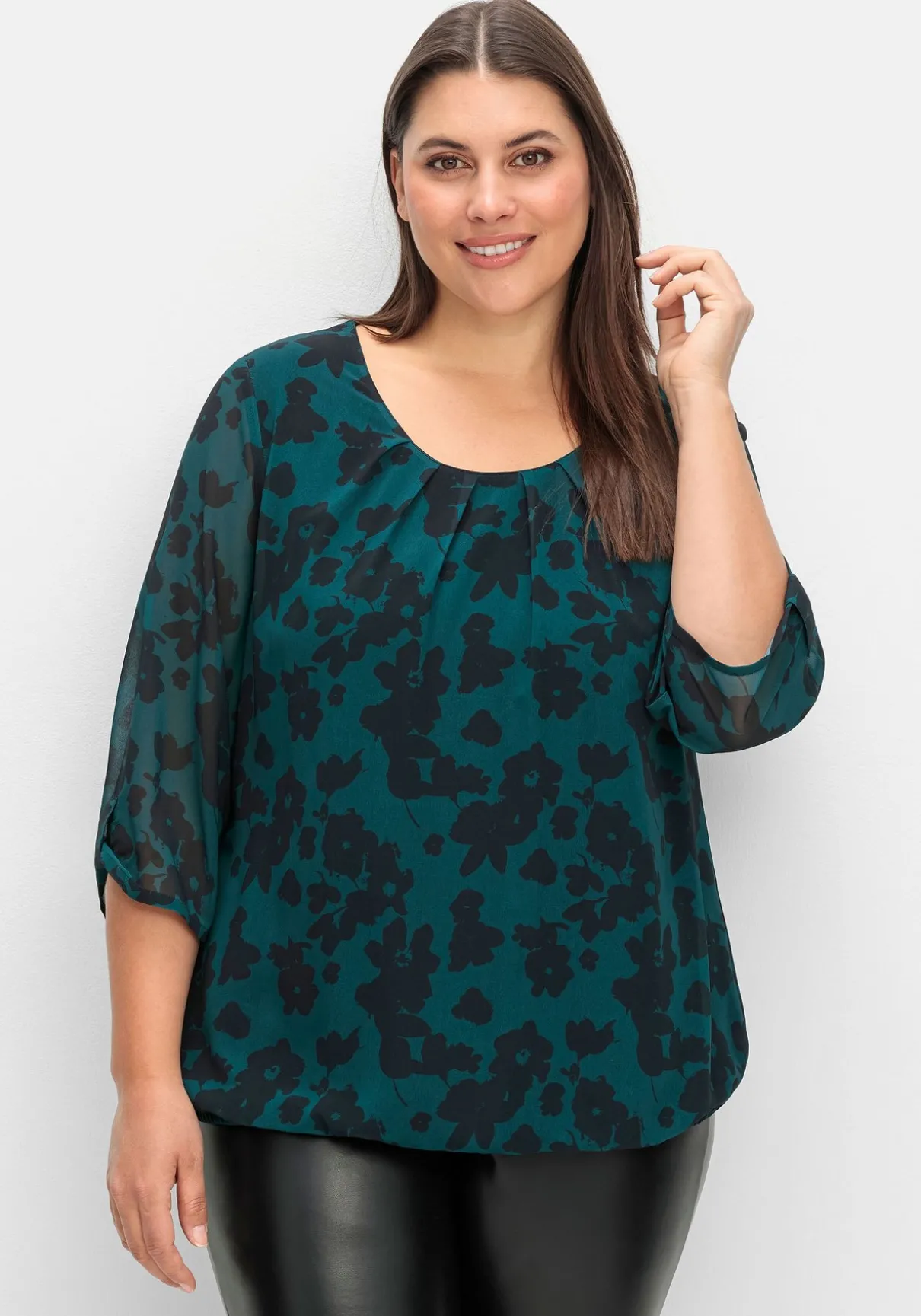 Chiffontunika mit gelegten Falten am Ausschnitt