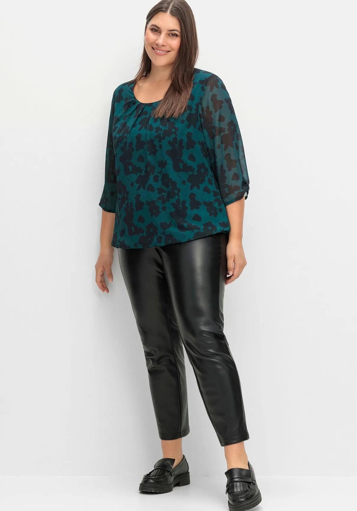 Chiffontunika mit gelegten Falten am Ausschnitt