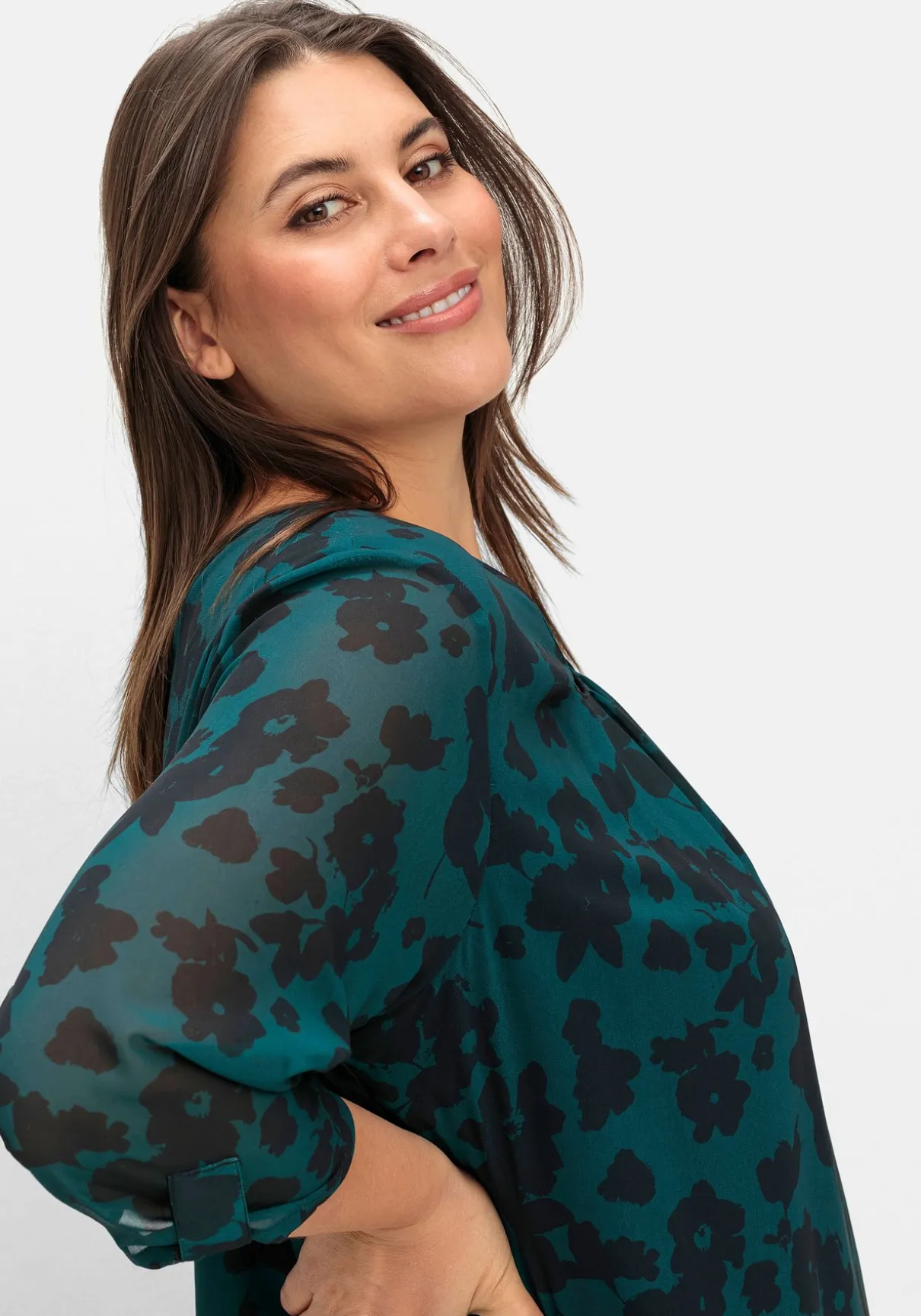 Chiffontunika mit gelegten Falten am Ausschnitt