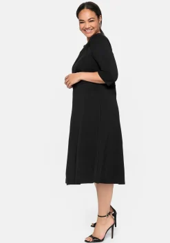 Cocktailkleid mit U-Boot-Ausschnitt und Spitzeneinsatz