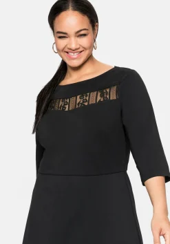 Cocktailkleid mit U-Boot-Ausschnitt und Spitzeneinsatz