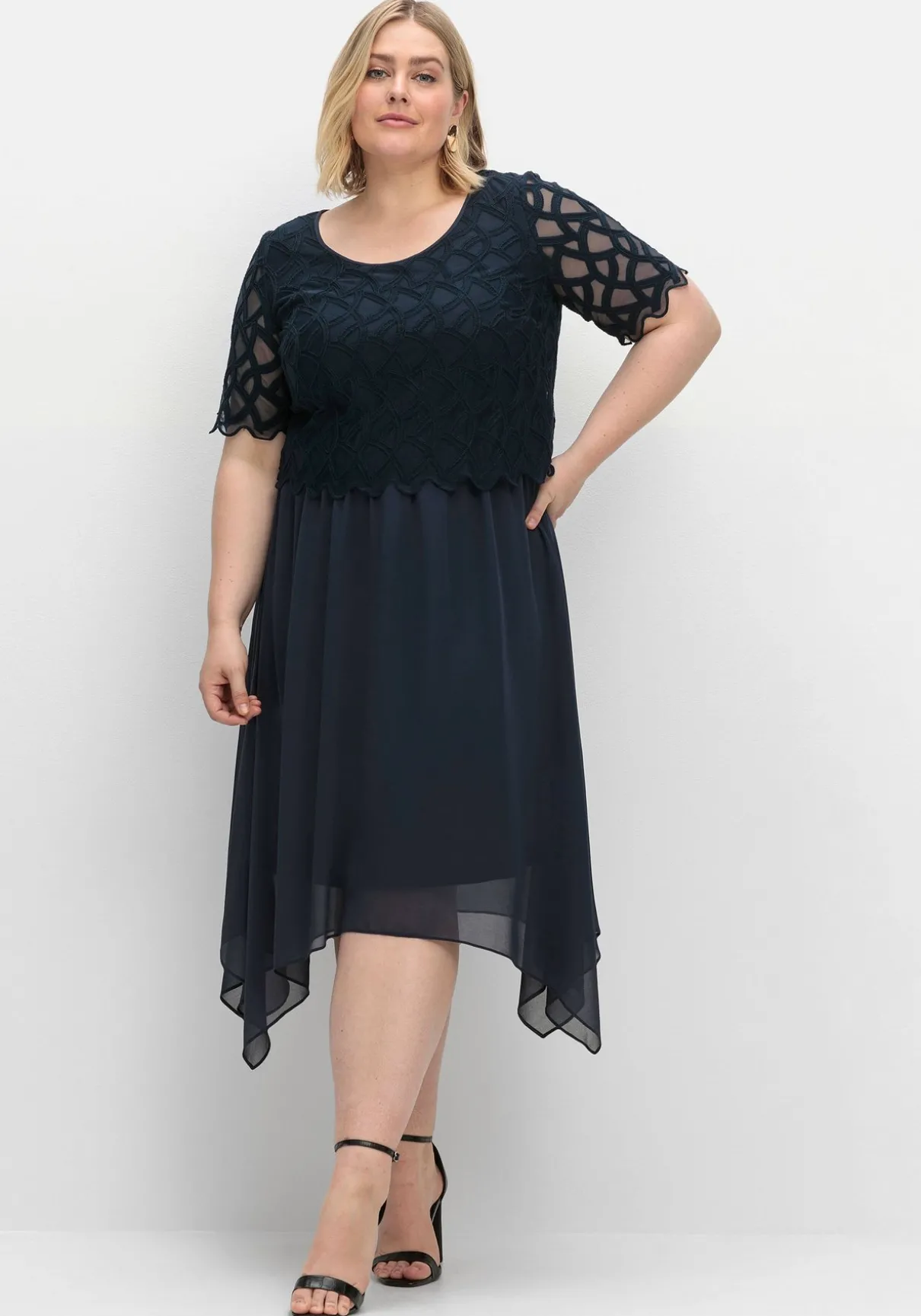 Cocktailkleid aus Chiffon, mit Zierbortenstickerei