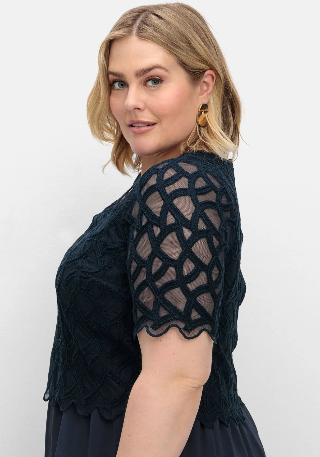 Cocktailkleid aus Chiffon, mit Zierbortenstickerei