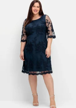 Cocktailkleid aus Mesh, mit floraler Stickerei