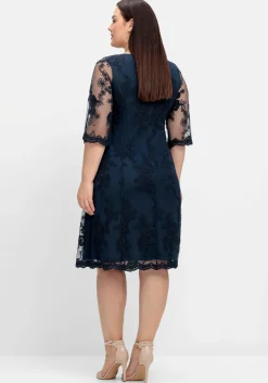 Cocktailkleid aus Mesh, mit floraler Stickerei