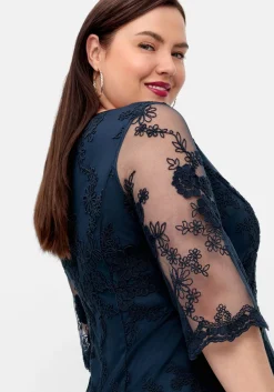 Cocktailkleid aus Mesh, mit floraler Stickerei