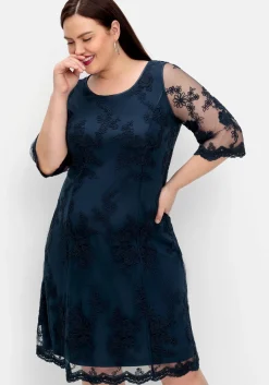 Cocktailkleid aus Mesh, mit floraler Stickerei