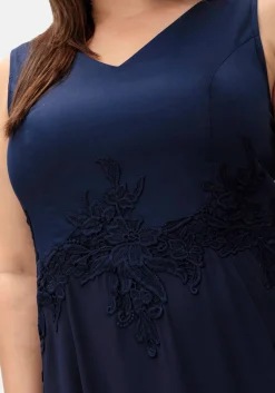 Cocktailkleid im Materialmix, mit floraler Spitze