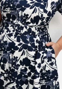 Cocktailkleid mit Blumenprint und Stoffgürtel