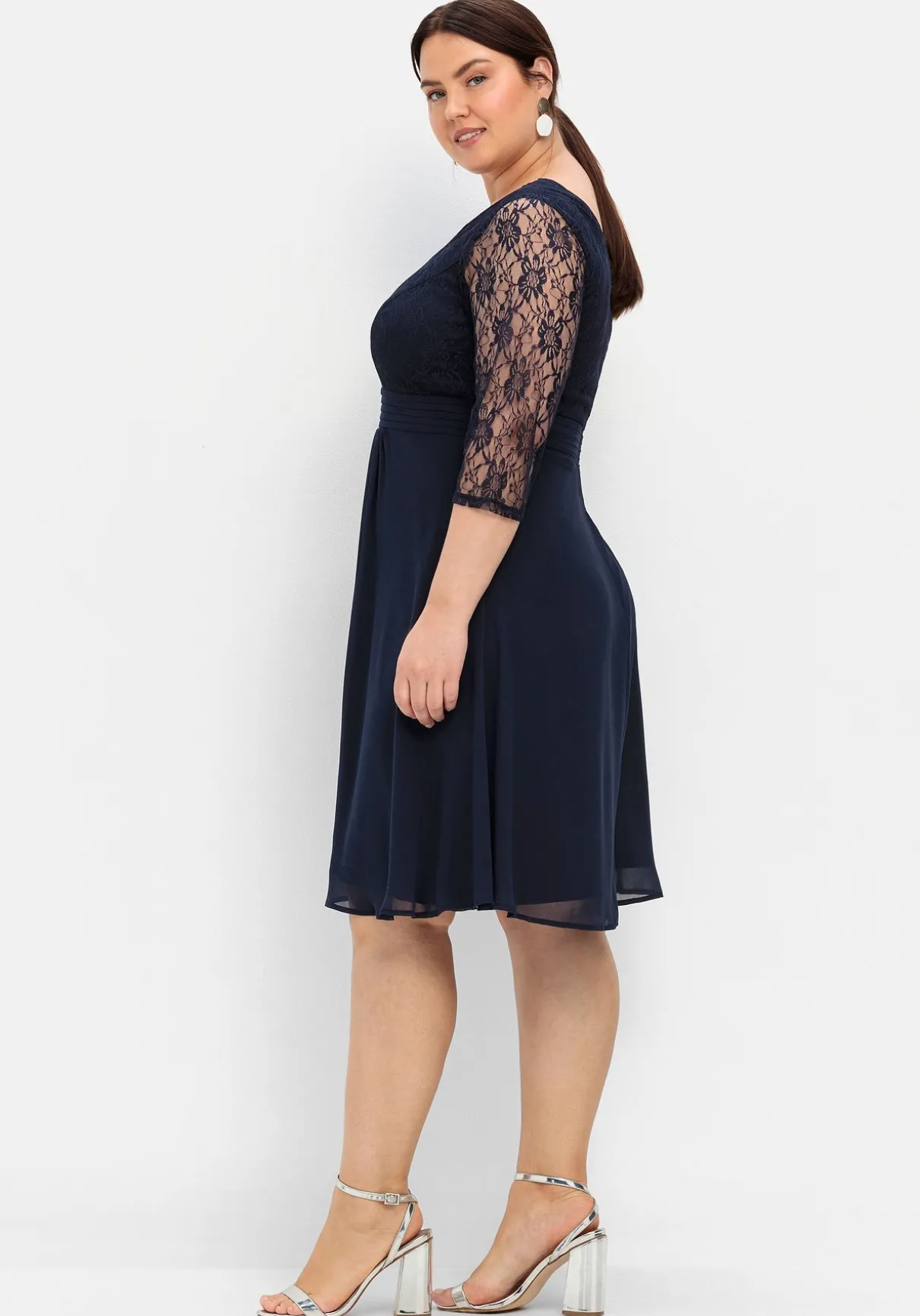 Cocktailkleid mit floraler Spitze