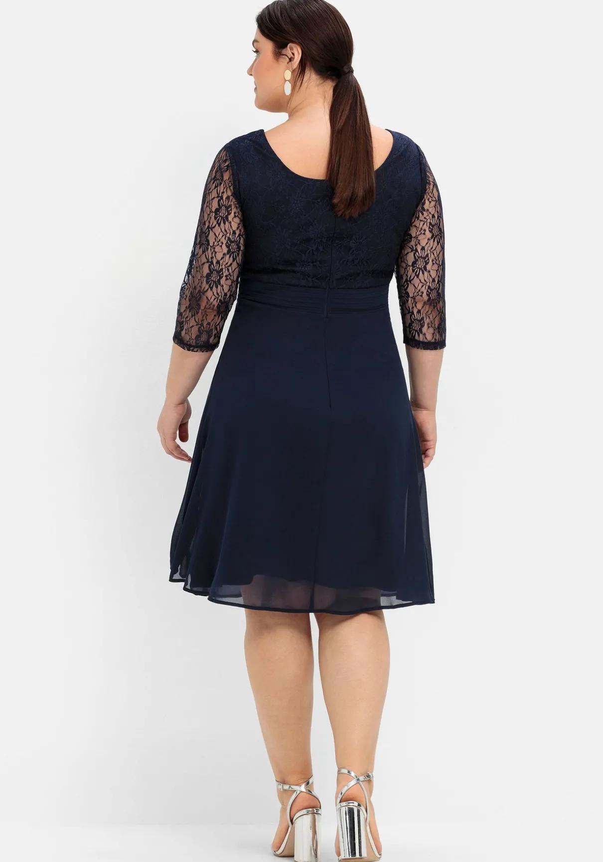 Cocktailkleid mit floraler Spitze