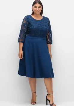 Cocktailkleid mit Zierbortenstickerei am Oberteil