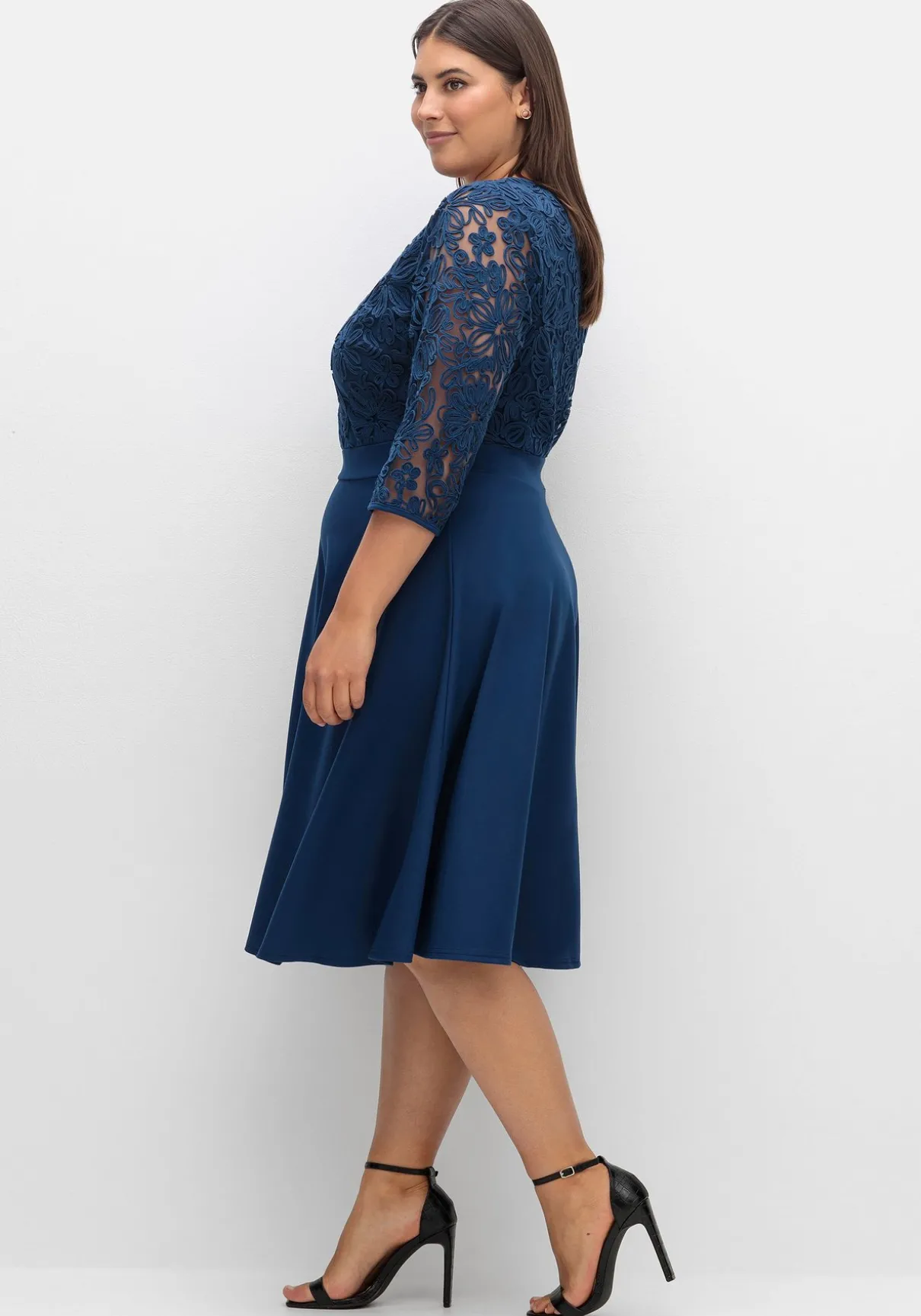 Cocktailkleid mit Zierbortenstickerei am Oberteil