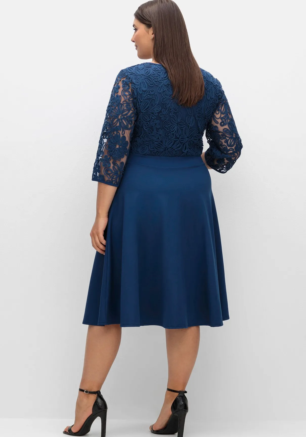 Cocktailkleid mit Zierbortenstickerei am Oberteil