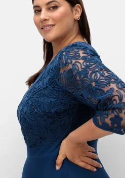 Cocktailkleid mit Zierbortenstickerei am Oberteil