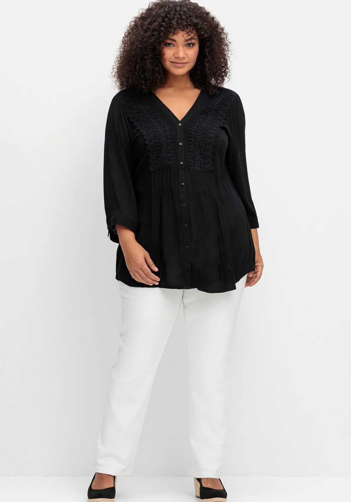 Crêpebluse mit Häkelspitze und Biesen