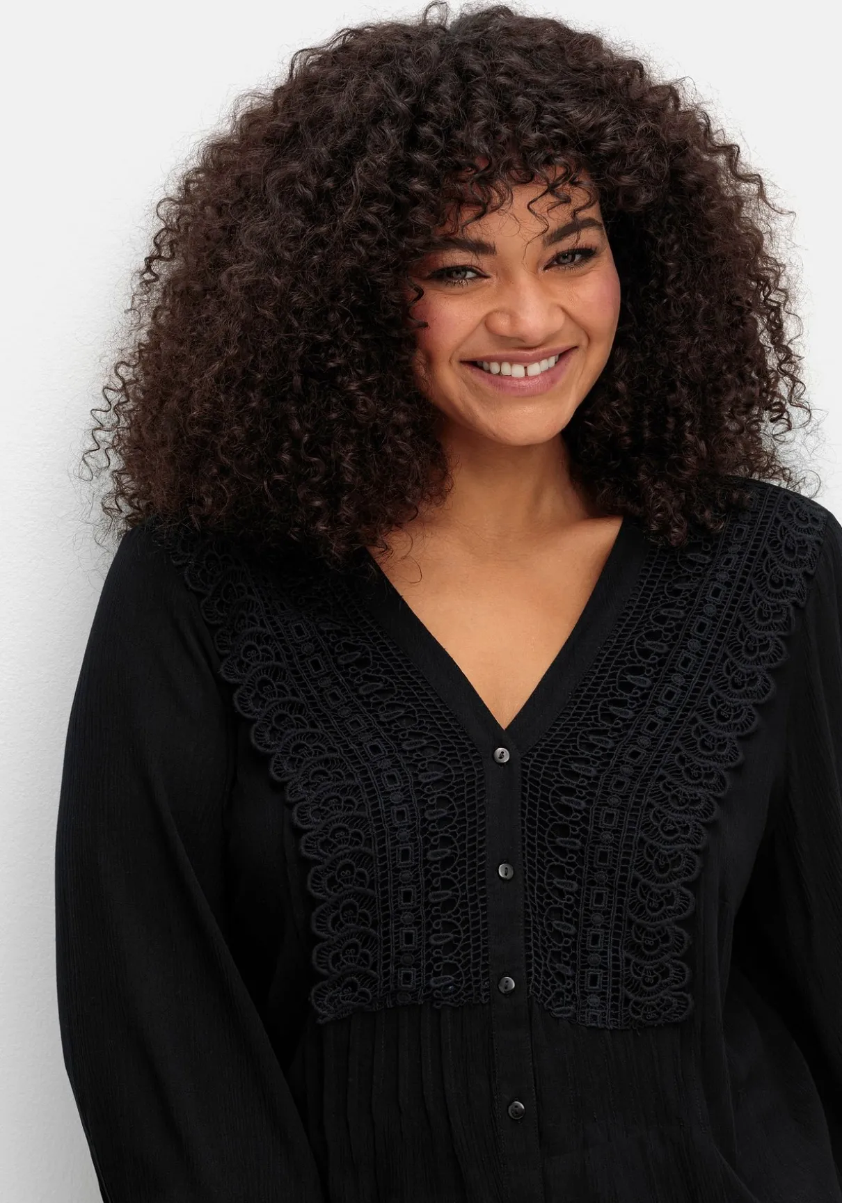 Crêpebluse mit Häkelspitze und Biesen