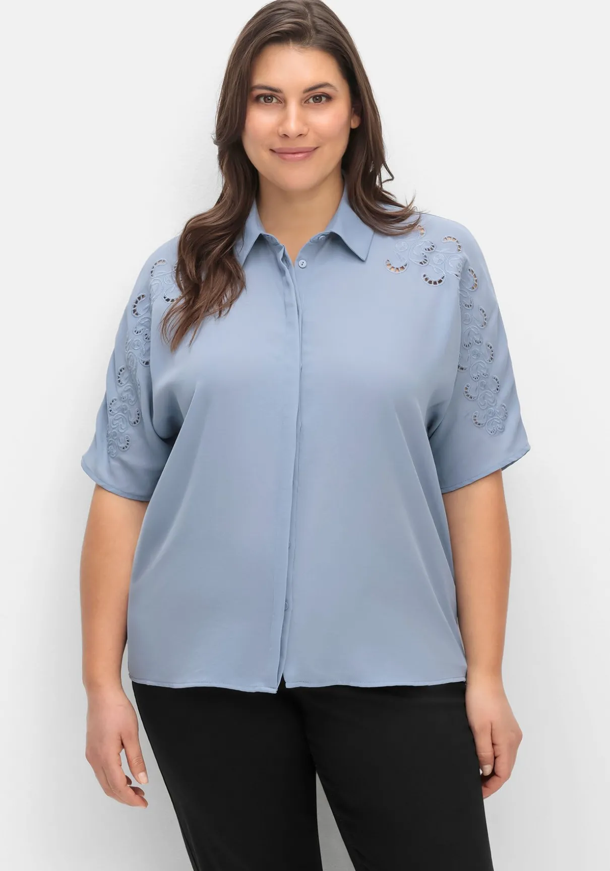 Crêpebluse mit Lochstickerei und Fledermausärmeln