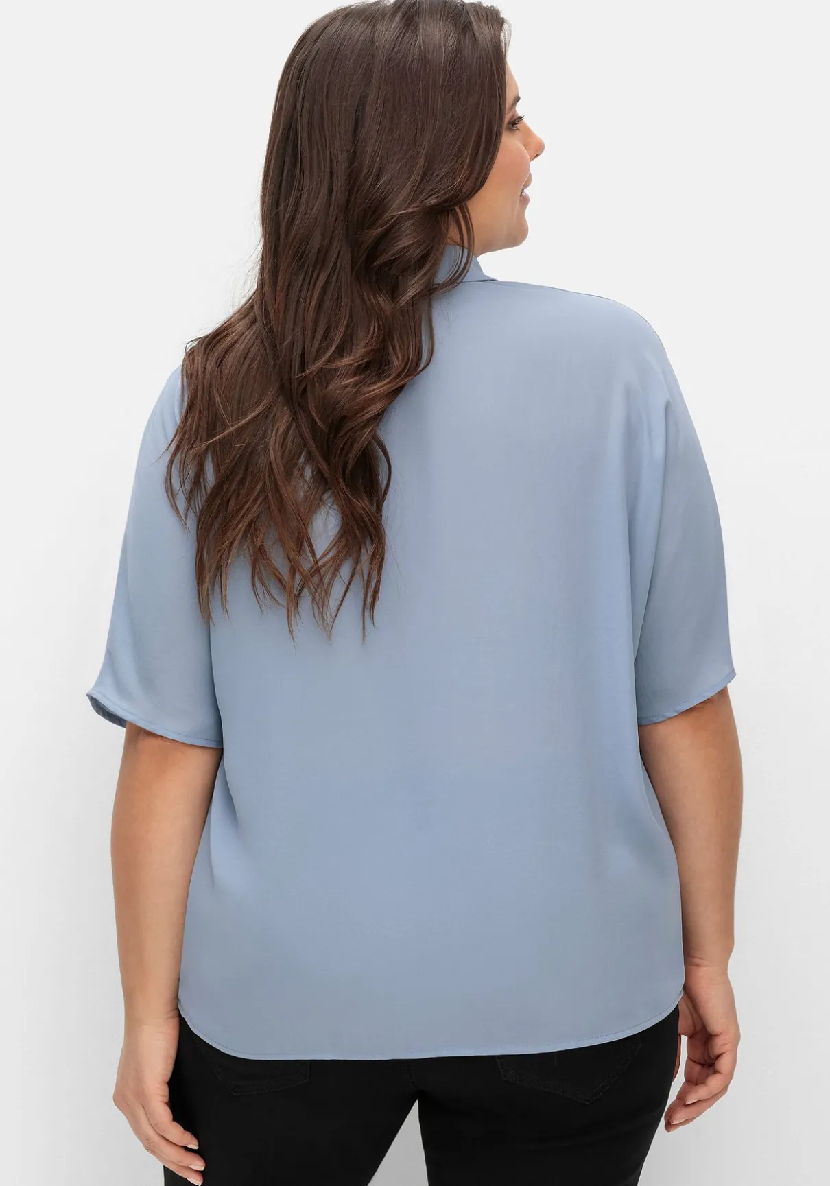 Crêpebluse mit Lochstickerei und Fledermausärmeln