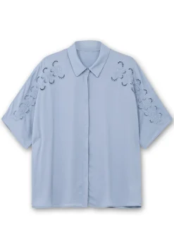 Crêpebluse mit Lochstickerei und Fledermausärmeln