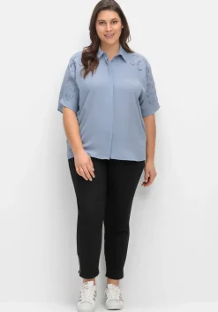 Crêpebluse mit Lochstickerei und Fledermausärmeln