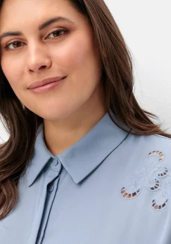 Crêpebluse mit Lochstickerei und Fledermausärmeln