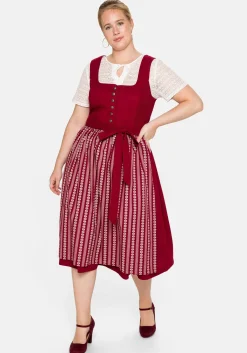 Dirndl in Midilänge, mit Spitzenbluse und Schürze