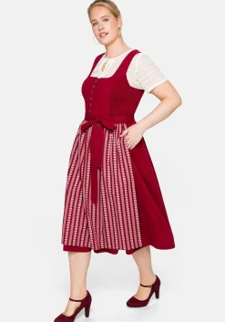 Dirndl in Midilänge, mit Spitzenbluse und Schürze