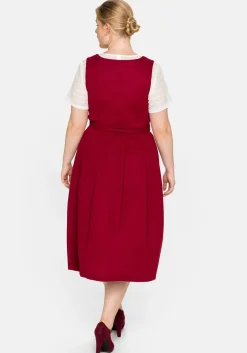 Dirndl in Midilänge, mit Spitzenbluse und Schürze