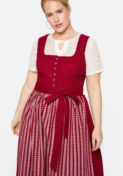 Dirndl in Midilänge, mit Spitzenbluse und Schürze