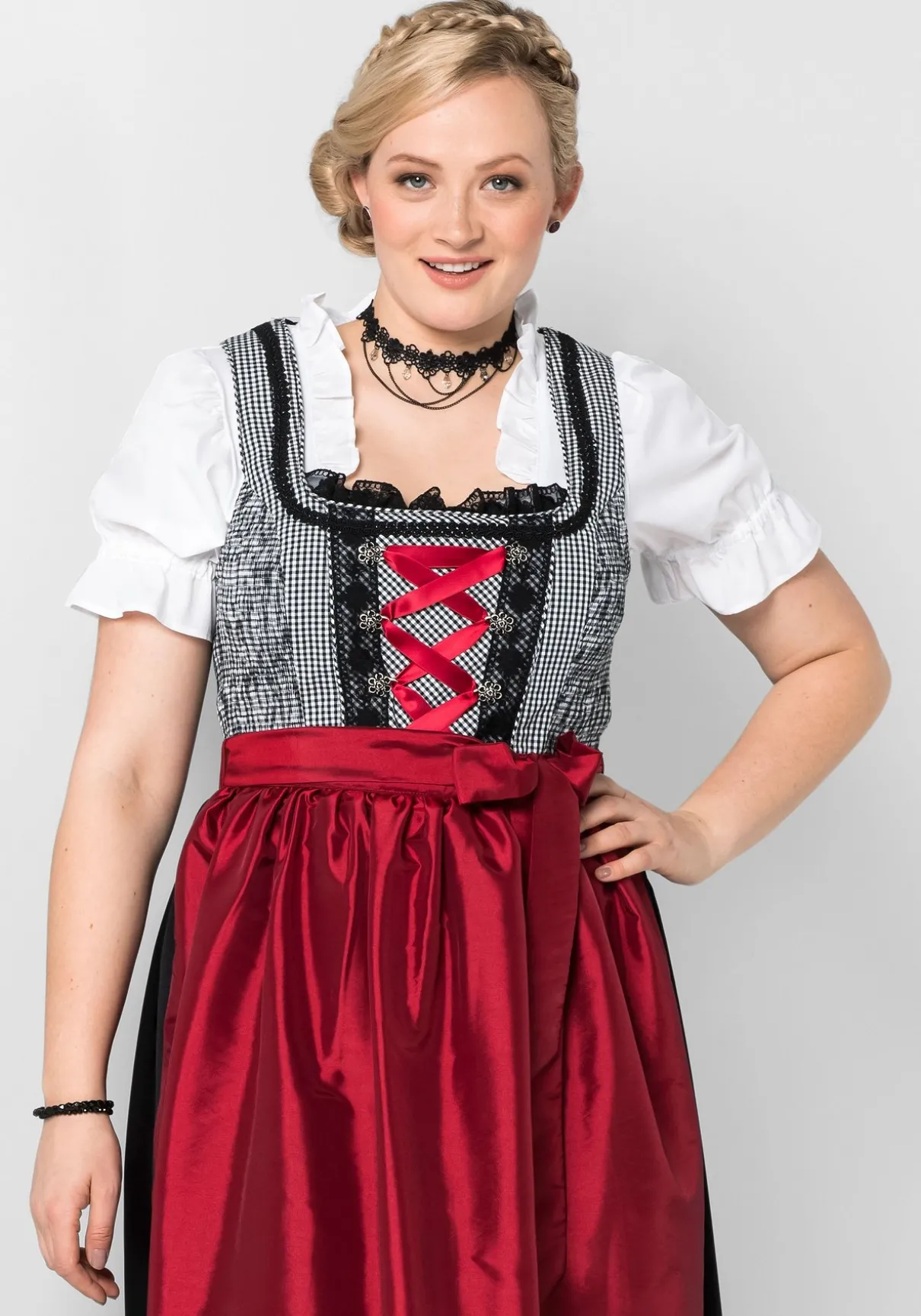 Dirndlbluse im Materialmix