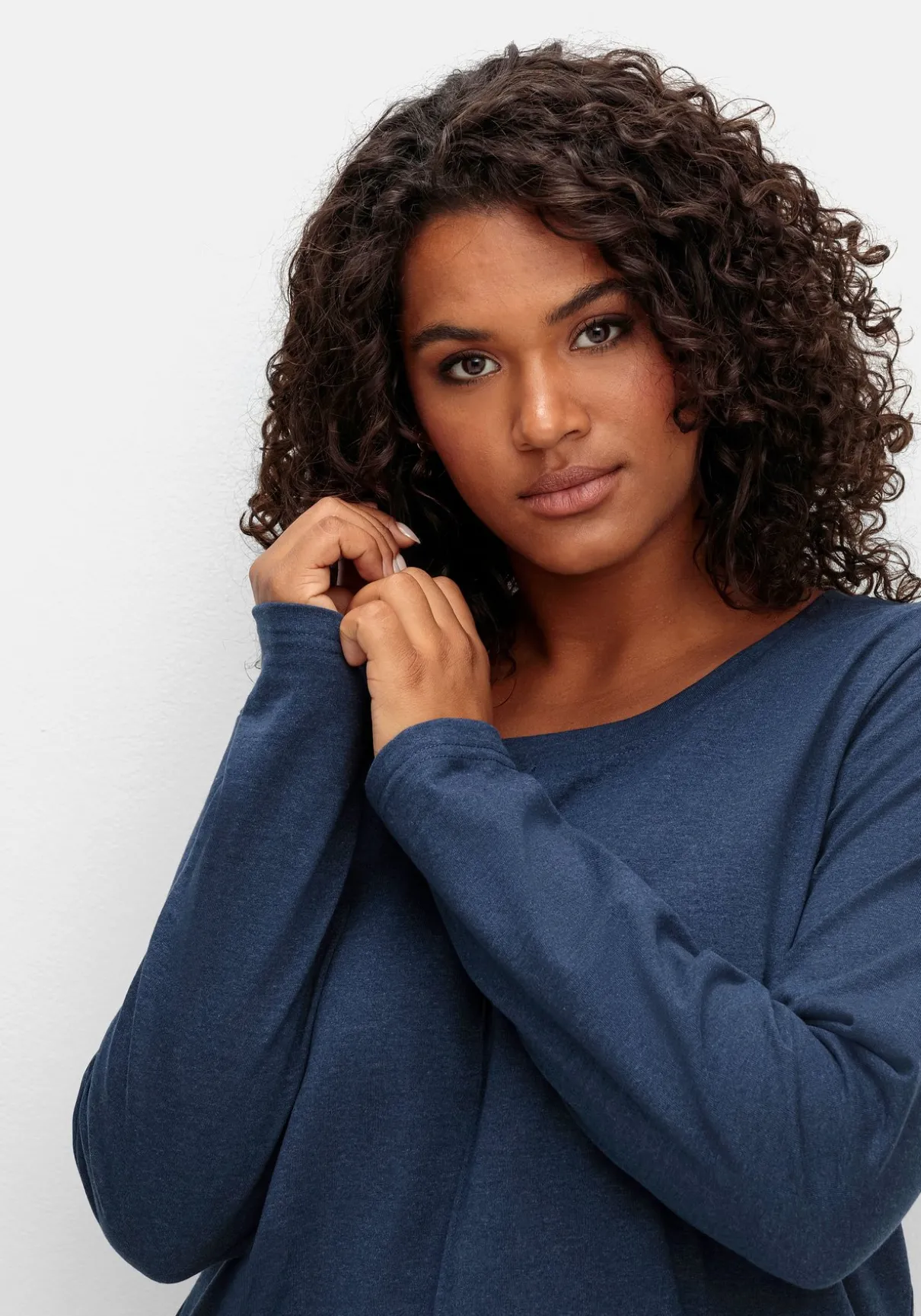 Fein meliertes Langarmshirt in A-Linie, mit Rundhals