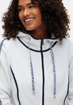 Fleecejacke mit Kapuze und Zierbändern