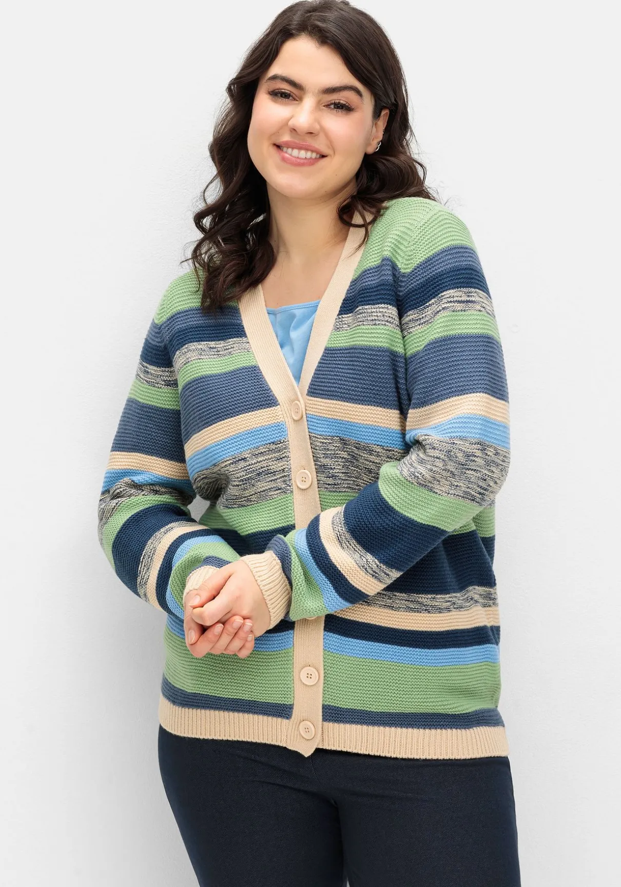 Gestreifte Strickjacke mit V-Ausschnitt