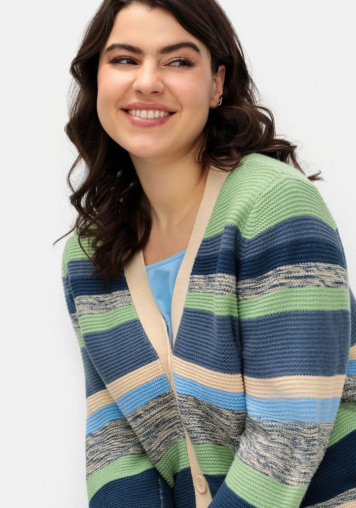 Gestreifte Strickjacke mit V-Ausschnitt