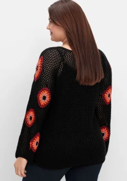 Häkelpullover mit aufgenähten Rhomben