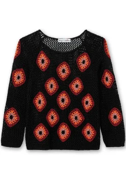 Häkelpullover mit aufgenähten Rhomben