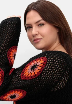 Häkelpullover mit aufgenähten Rhomben