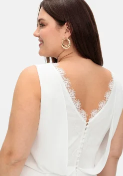 Hochzeitskleid mit floraler Spitze und Chiffon