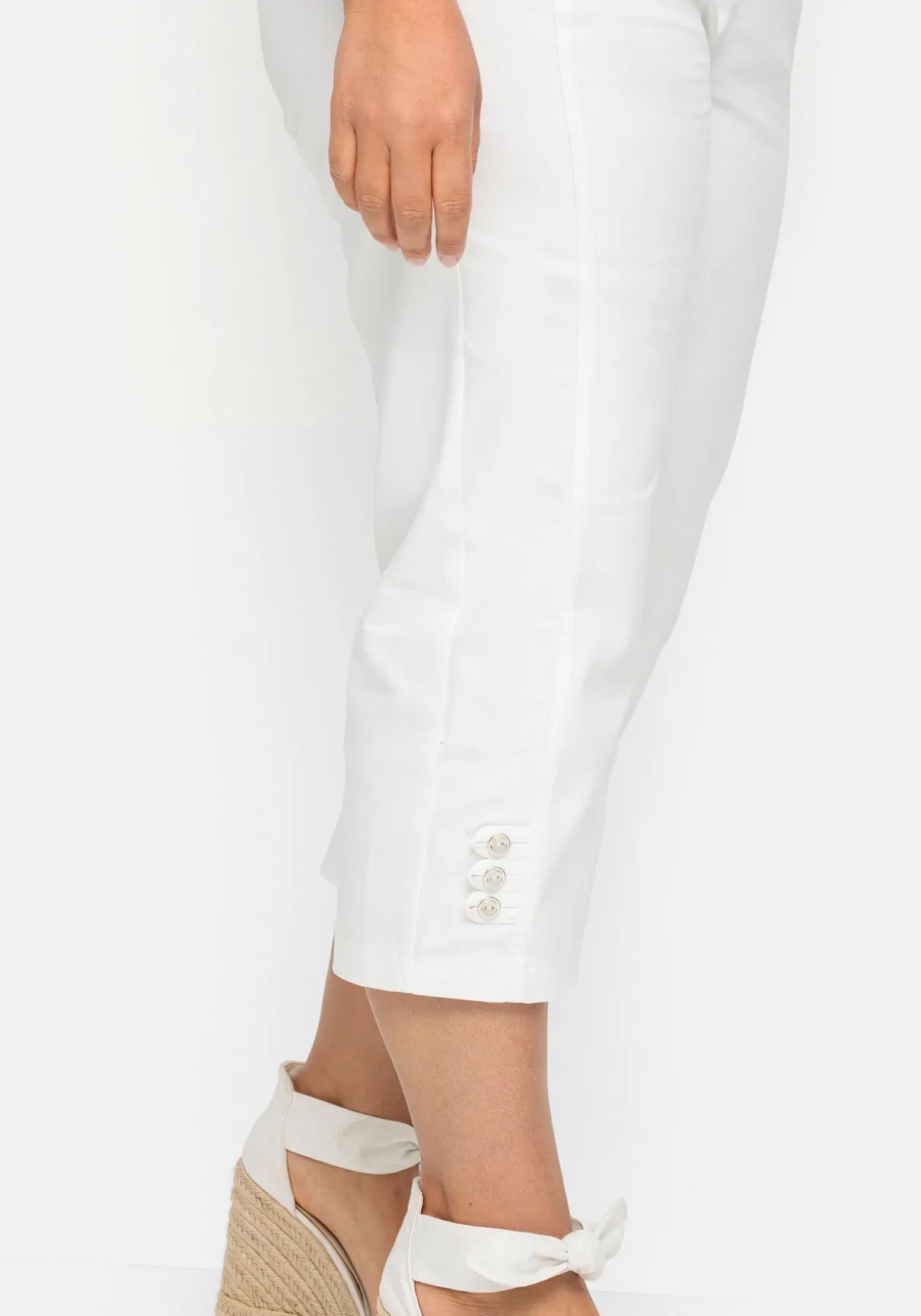 7/8-Jeans mit Zierknöpfen am Saum