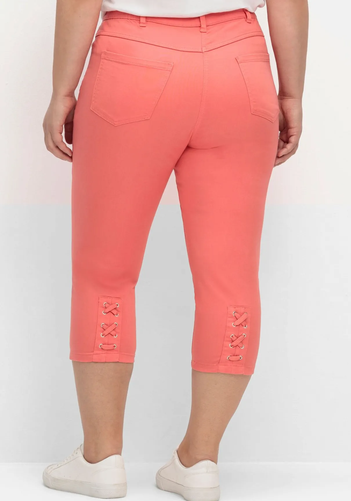 3/4-Jeans mit Zierschnürung hinten am Saum