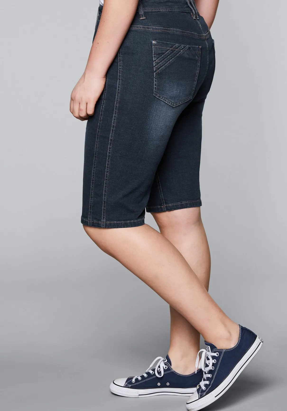 Jeansbermudas mit vorverlegter Seitennaht