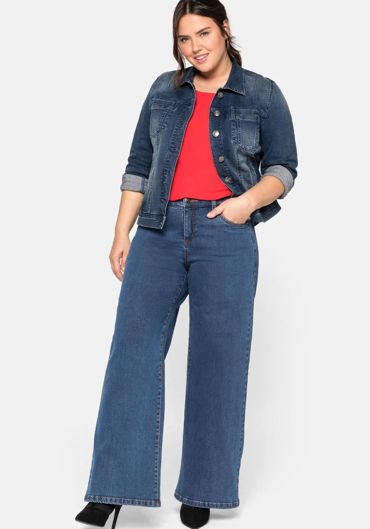 Jeansjacke in leicht taillierter und verkürzter Form