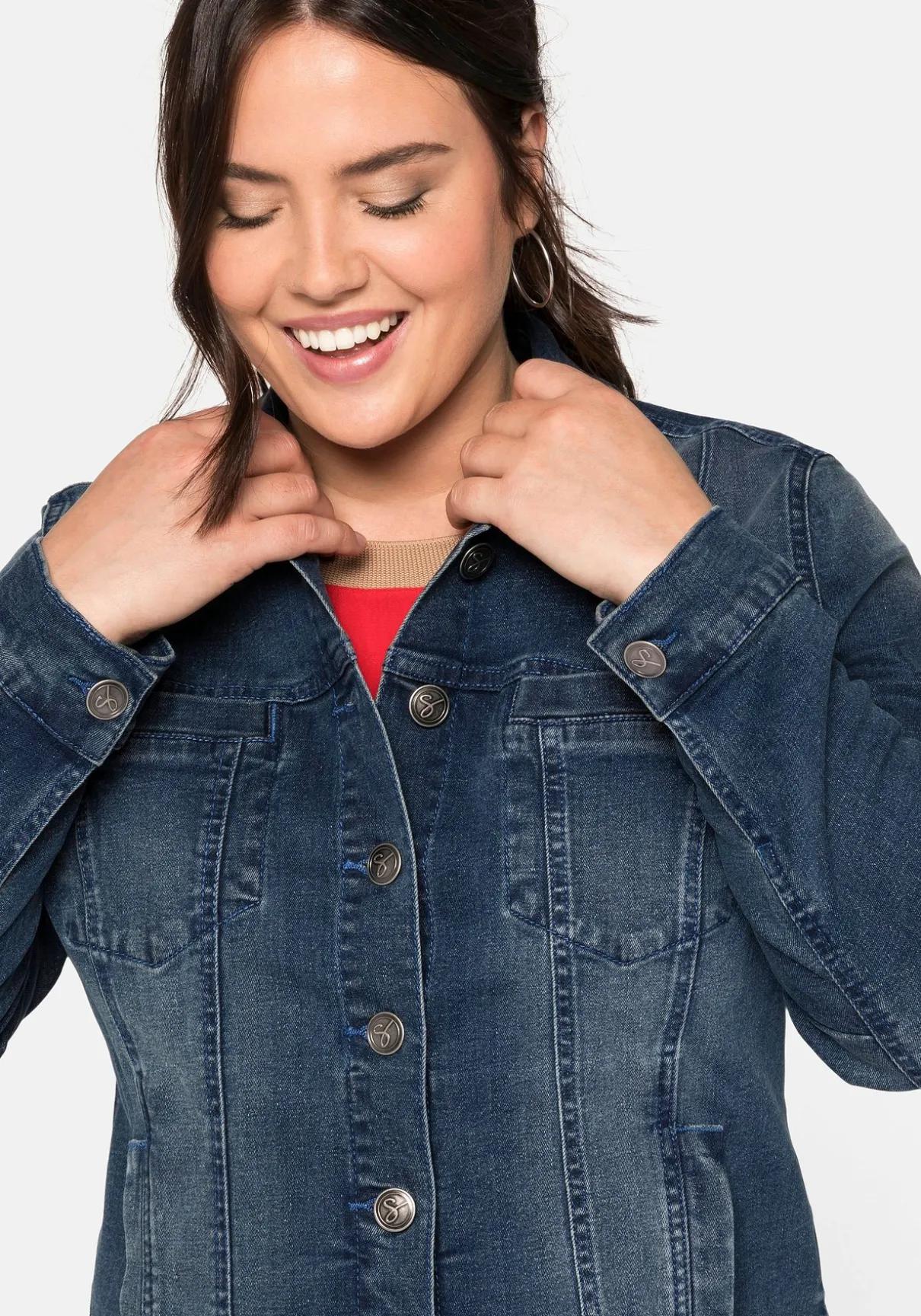 Jeansjacke in leicht taillierter und verkürzter Form